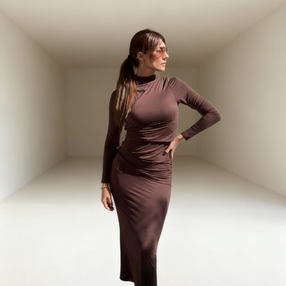 Brown midi dress with silver rings